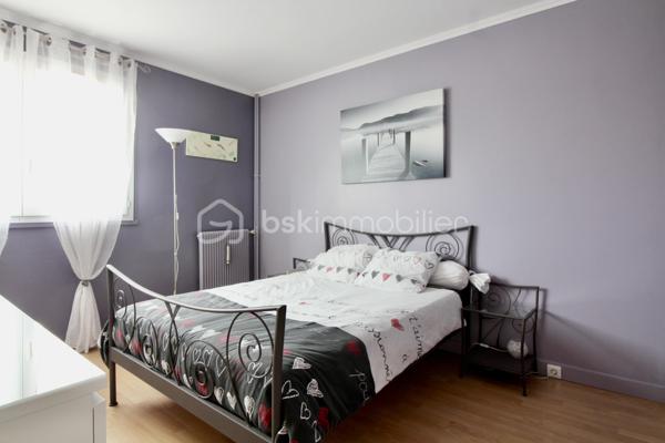 À vendre, beau potentiel pour cet appartement 2 pièces de 46,92 m² situé au 2ᵉ étage, SANS ASCENSEUR,  d'une résidence à Clichy-sous-Bois.

L'appartement offre une distribution fonctionnelle avec une entrée, un séjour de 16,14 m², une cuisine indépendante de 6,92 m², une chambre de 12,99 m² ainsi qu'une salle de bains avec WC.

Vous apprécierez également la présence d'une cave et d'une place de parking, offrant un vrai confort au quotidien.

Le bien se situe dans un secteur bénéficiant des infrastructures et commerces de Clichy-sous-Bois, à la limite de RAINCY et de LIVRY-GARGAN, avec notamment le tramway T4 permettant de rejoindre les pôles de transport voisins.

Idéal pour une première acquisition ou un investissement locatif.

📞 Pour plus d'informations ou pour organiser une visite, contactez-moi