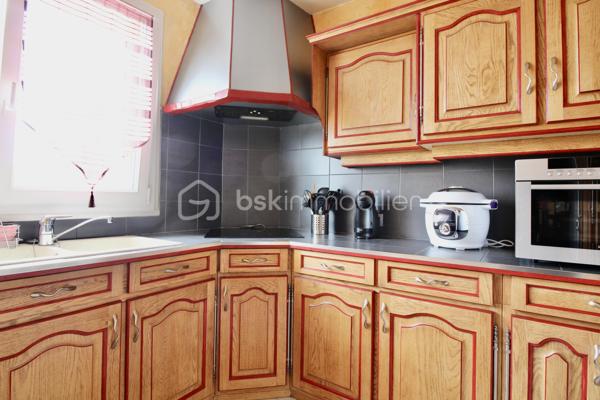 À vendre, beau potentiel pour cet appartement 2 pièces de 46,92 m² situé au 2ᵉ étage, SANS ASCENSEUR,  d'une résidence à Clichy-sous-Bois.

L'appartement offre une distribution fonctionnelle avec une entrée, un séjour de 16,14 m², une cuisine indépendante de 6,92 m², une chambre de 12,99 m² ainsi qu'une salle de bains avec WC.

Vous apprécierez également la présence d'une cave et d'une place de parking, offrant un vrai confort au quotidien.

Le bien se situe dans un secteur bénéficiant des infrastructures et commerces de Clichy-sous-Bois, à la limite de RAINCY et de LIVRY-GARGAN, avec notamment le tramway T4 permettant de rejoindre les pôles de transport voisins.

Idéal pour une première acquisition ou un investissement locatif.

📞 Pour plus d'informations ou pour organiser une visite, contactez-moi
