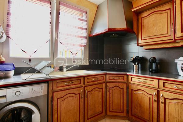 À vendre, beau potentiel pour cet appartement 2 pièces de 46,92 m² situé au 2ᵉ étage, SANS ASCENSEUR,  d'une résidence à Clichy-sous-Bois.

L'appartement offre une distribution fonctionnelle avec une entrée, un séjour de 16,14 m², une cuisine indépendante de 6,92 m², une chambre de 12,99 m² ainsi qu'une salle de bains avec WC.

Vous apprécierez également la présence d'une cave et d'une place de parking, offrant un vrai confort au quotidien.

Le bien se situe dans un secteur bénéficiant des infrastructures et commerces de Clichy-sous-Bois, à la limite de RAINCY et de LIVRY-GARGAN, avec notamment le tramway T4 permettant de rejoindre les pôles de transport voisins.

Idéal pour une première acquisition ou un investissement locatif.

📞 Pour plus d'informations ou pour organiser une visite, contactez-moi