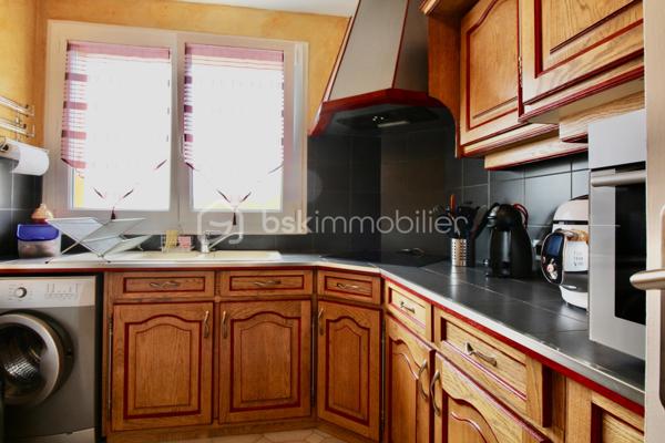 À vendre, beau potentiel pour cet appartement 2 pièces de 46,92 m² situé au 2ᵉ étage, SANS ASCENSEUR,  d'une résidence à Clichy-sous-Bois.

L'appartement offre une distribution fonctionnelle avec une entrée, un séjour de 16,14 m², une cuisine indépendante de 6,92 m², une chambre de 12,99 m² ainsi qu'une salle de bains avec WC.

Vous apprécierez également la présence d'une cave et d'une place de parking, offrant un vrai confort au quotidien.

Le bien se situe dans un secteur bénéficiant des infrastructures et commerces de Clichy-sous-Bois, à la limite de RAINCY et de LIVRY-GARGAN, avec notamment le tramway T4 permettant de rejoindre les pôles de transport voisins.

Idéal pour une première acquisition ou un investissement locatif.

📞 Pour plus d'informations ou pour organiser une visite, contactez-moi