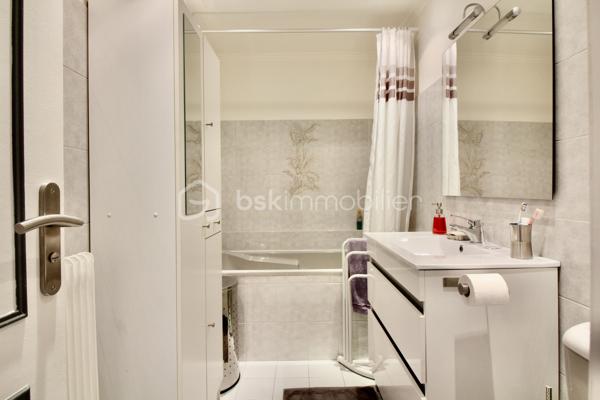 À vendre, beau potentiel pour cet appartement 2 pièces de 46,92 m² situé au 2ᵉ étage, SANS ASCENSEUR,  d'une résidence à Clichy-sous-Bois.

L'appartement offre une distribution fonctionnelle avec une entrée, un séjour de 16,14 m², une cuisine indépendante de 6,92 m², une chambre de 12,99 m² ainsi qu'une salle de bains avec WC.

Vous apprécierez également la présence d'une cave et d'une place de parking, offrant un vrai confort au quotidien.

Le bien se situe dans un secteur bénéficiant des infrastructures et commerces de Clichy-sous-Bois, à la limite de RAINCY et de LIVRY-GARGAN, avec notamment le tramway T4 permettant de rejoindre les pôles de transport voisins.

Idéal pour une première acquisition ou un investissement locatif.

📞 Pour plus d'informations ou pour organiser une visite, contactez-moi