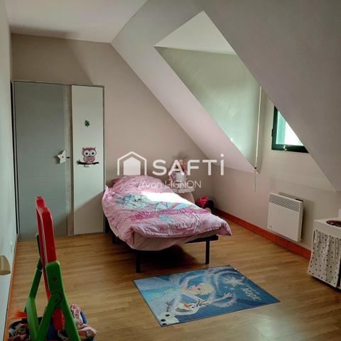 Maison familiale de 2003 avec 4 chambres, garage et jardin