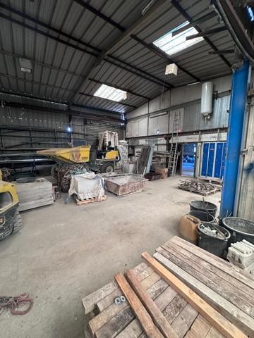 À vendre - Locaux d'activités/entrepôts 150 m² situé à Miramas (13140)