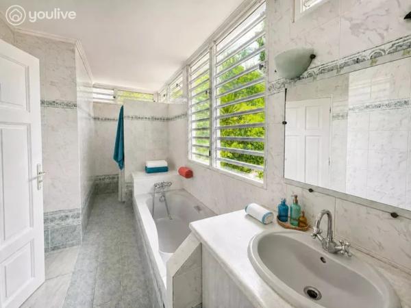 Proche CHU– Villa+ Bungalow 283 m²-piscine -Jardin- Fort-de-France