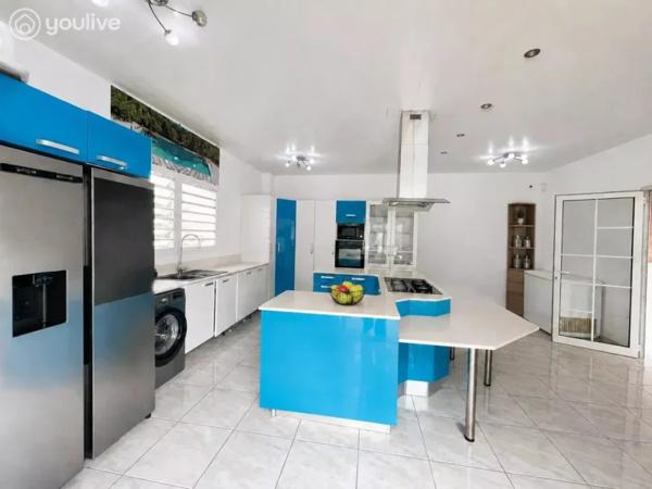 Proche CHU– Villa+ Bungalow 283 m²-piscine -Jardin- Fort-de-France