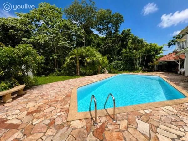 Proche CHU– Villa+ Bungalow 283 m²-piscine -Jardin- Fort-de-France