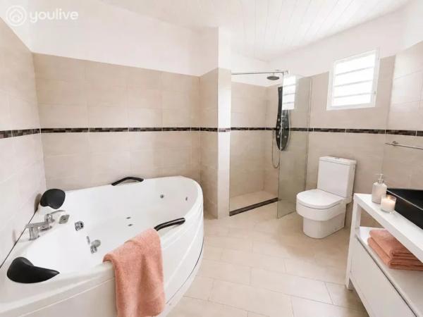 Proche CHU– Villa+ Bungalow 283 m²-piscine -Jardin- Fort-de-France