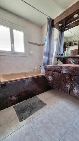 BRIVE - GRANDE MAISON COMPOSEE DE 2 LOGEMENTS