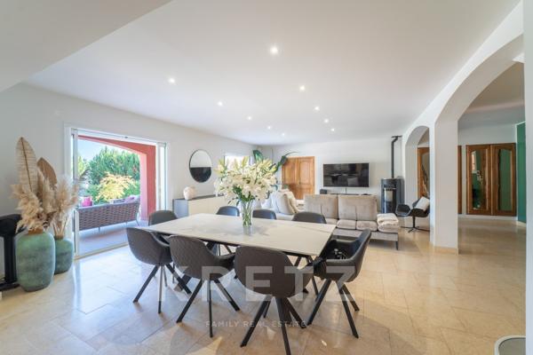 AIX-EN-PROVENCE. VILLA RÉNOVÉE DE 254 M², 5 CHAMBRES, PISCINE, SALLE CINEMA