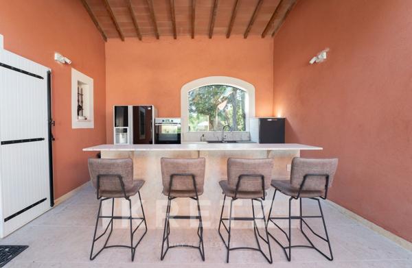 AIX-EN-PROVENCE. VILLA RÉNOVÉE DE 254 M², 5 CHAMBRES, PISCINE, SALLE CINEMA