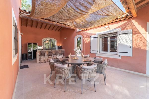 AIX-EN-PROVENCE. VILLA RÉNOVÉE DE 254 M², 5 CHAMBRES, PISCINE, SALLE CINEMA