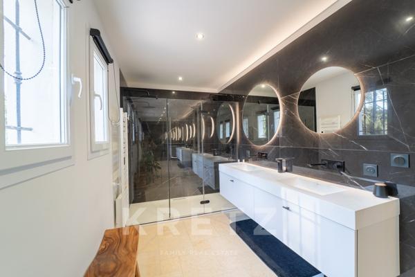 AIX-EN-PROVENCE. VILLA RÉNOVÉE DE 254 M², 5 CHAMBRES, PISCINE, SALLE CINEMA