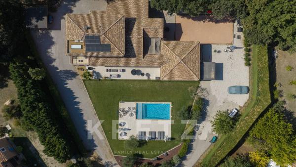 AIX-EN-PROVENCE. VILLA RÉNOVÉE DE 254 M², 5 CHAMBRES, PISCINE, SALLE CINEMA