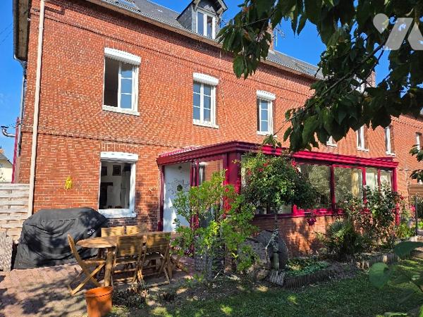 YVETOT, maison mitoyenne d'1 côté d'~142 m², sur terrain d'~415 m², 4 chambres, véranda, garage.