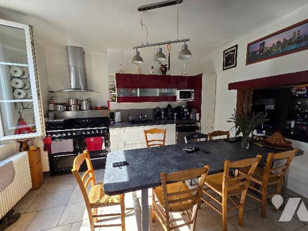 YVETOT, maison mitoyenne d'1 côté d'~142 m², sur terrain d'~415 m², 4 chambres, véranda, garage.