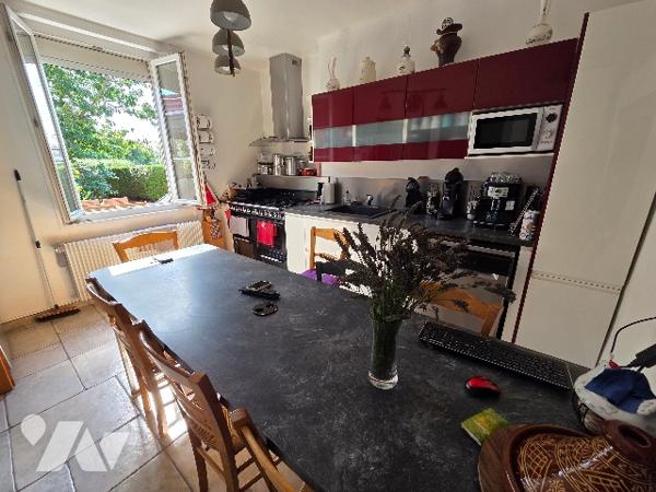 YVETOT, maison mitoyenne d'1 côté d'~142 m², sur terrain d'~415 m², 4 chambres, véranda, garage.