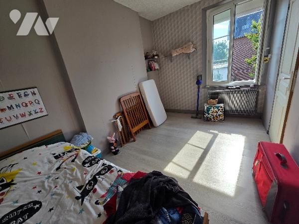 YVETOT, maison mitoyenne d'1 côté d'~142 m², sur terrain d'~415 m², 4 chambres, véranda, garage.