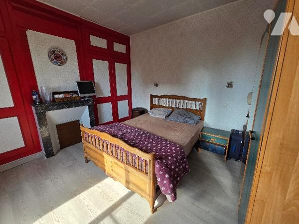 YVETOT, maison mitoyenne d'1 côté d'~142 m², sur terrain d'~415 m², 4 chambres, véranda, garage.