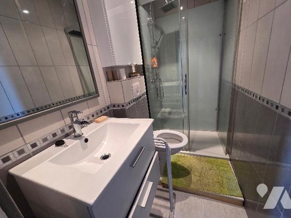 YVETOT, maison mitoyenne d'1 côté d'~142 m², sur terrain d'~415 m², 4 chambres, véranda, garage.