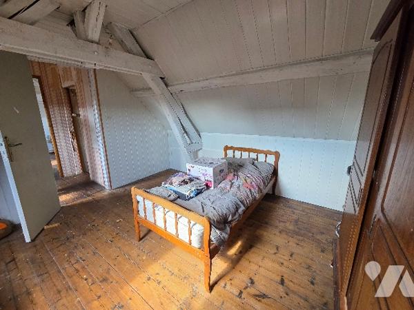 YVETOT, maison mitoyenne d'1 côté d'~142 m², sur terrain d'~415 m², 4 chambres, véranda, garage.