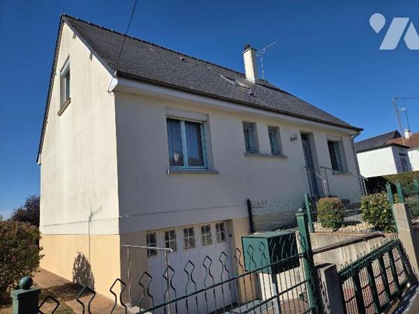 MAYENNE- Pavillon sur sous sol de trois chambres et un bureau.

Maison d'habitation couverte ...