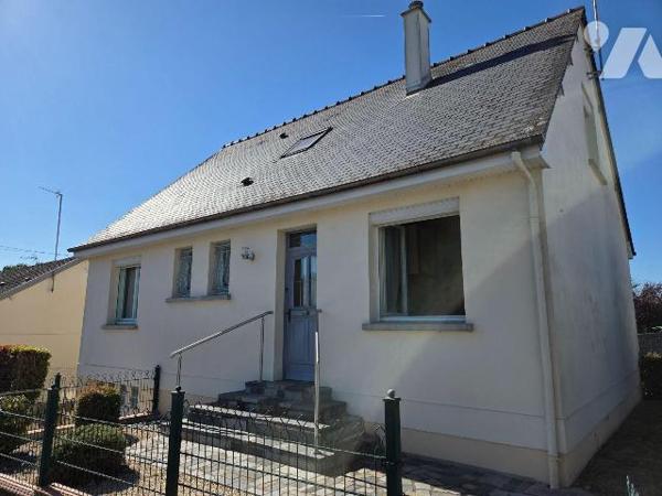 MAYENNE- Pavillon sur sous sol de trois chambres et un bureau.

Maison d'habitation couverte ...