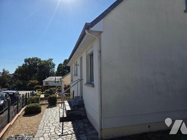 MAYENNE- Pavillon sur sous sol de trois chambres et un bureau.

Maison d'habitation couverte ...