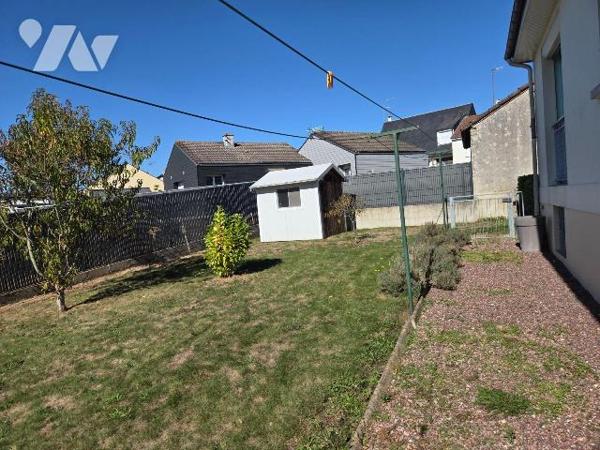 MAYENNE- Pavillon sur sous sol de trois chambres et un bureau.

Maison d'habitation couverte ...