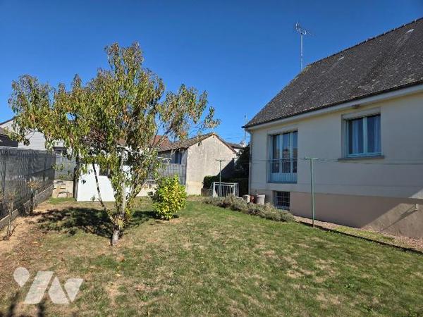 MAYENNE- Pavillon sur sous sol de trois chambres et un bureau.

Maison d'habitation couverte ...