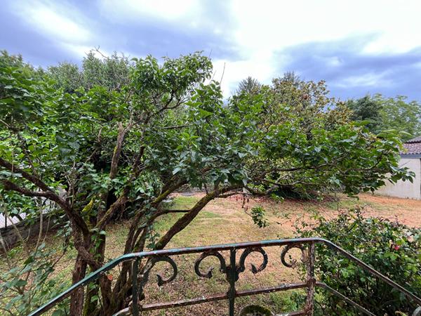 A Vendre Maison et local à rénover à 20 mn de Périgueux à Sorges et Ligueux en Périgord