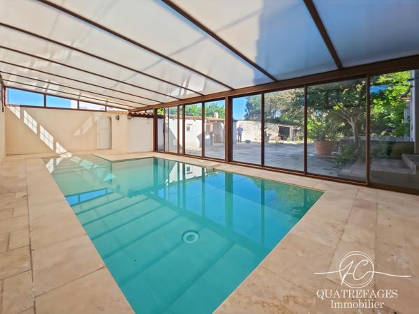 Villa dans un parc arboré exceptionnel avec piscine couverte.