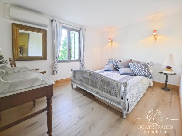 Villa dans un parc arboré exceptionnel avec piscine couverte.
