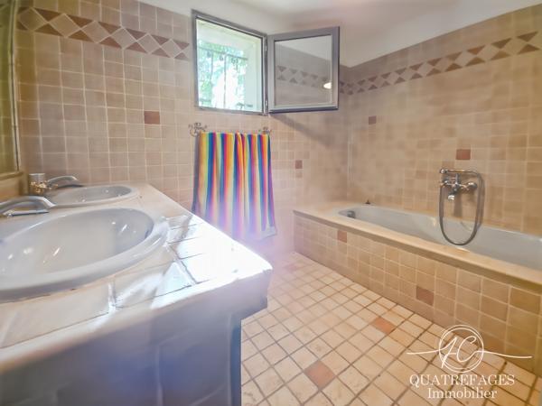 Villa dans un parc arboré exceptionnel avec piscine couverte.