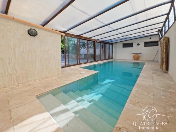 Villa dans un parc arboré exceptionnel avec piscine couverte.