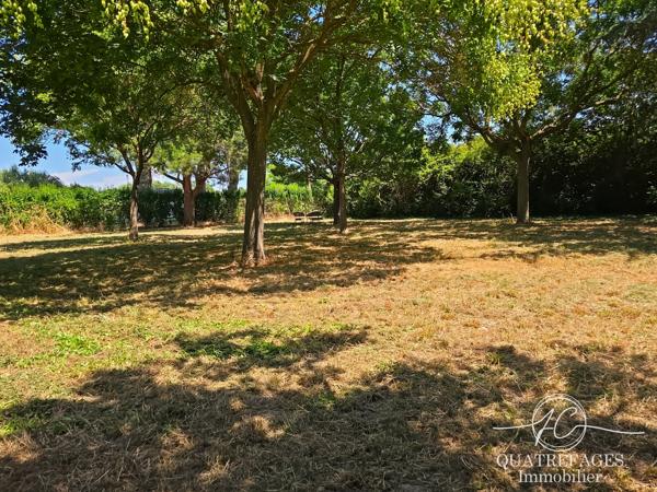 Villa dans un parc arboré exceptionnel avec piscine couverte.