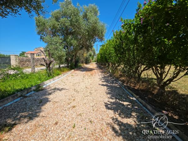 Villa dans un parc arboré exceptionnel avec piscine couverte.