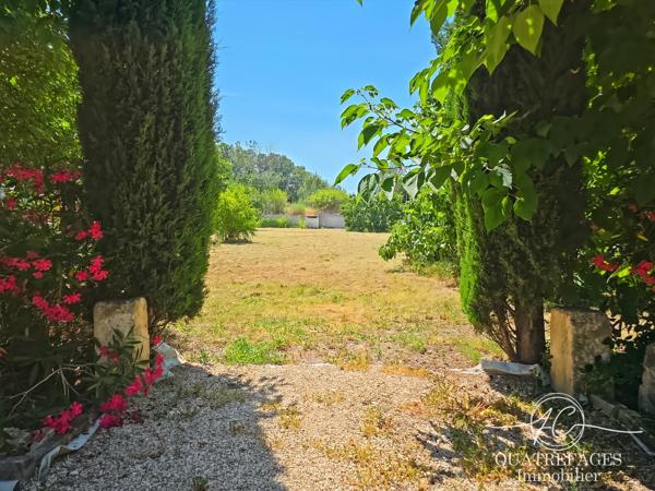 Villa dans un parc arboré exceptionnel avec piscine couverte.