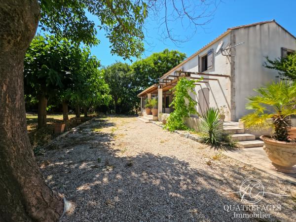 Villa dans un parc arboré exceptionnel avec piscine couverte.