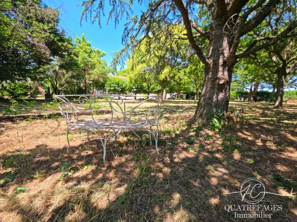 Villa dans un parc arboré exceptionnel avec piscine couverte.