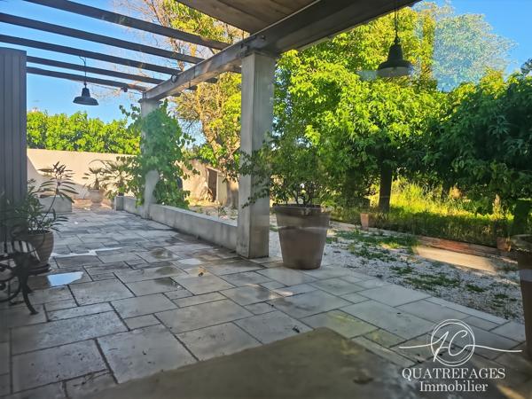 Villa dans un parc arboré exceptionnel avec piscine couverte.