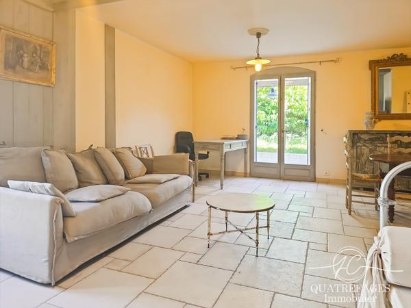Villa dans un parc arboré exceptionnel avec piscine couverte.