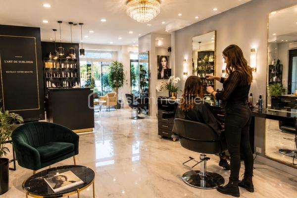 Situé dans un emplacement de choix en plein centre-ville, ce salon de coiffure de 100 m² bénéficie d'une excellente réputation auprès des habitants du quartier. Avec une façade attrayante de 6 mètres linéaires, ce bien ne passe pas inaperçu et capte l’attention des passants.

Caractéristiques principales :
Espace climatisé parfaitement aménagé avec :
7 fauteuils professionnels, également deux fauteuils massant
Aménagements annexes : cuisine, buanderie, réserve, WC, cave et une place de parking.
Une vitrine lumineuse et bien exposée qui met en valeur l’intérieur moderne et fonctionnel.
Un cadre de travail idéal :
Avec son charme indéniable et un agencement optimisé, ce salon offre un environnement agréable pour travailler et accueillir la clientèle. Son emplacement stratégique garantit une visibilité maximale et une fréquentation élevée.

Atouts financiers et opérationnels :
Chiffre d’affaires annuel : 147 000 €
Loyer annuel : 21 301  €
Charges : 100 € par mois
Contrat de bail commercial : 3/6/9.
Équipe en place :
1 salarié en CDI,
2 apprentis en CAP, assurant la continuité de l’activité et un service de qualité.
Ce salon représente une opportunité unique pour les professionnels de la coiffure qui souhaitent investir dans un commerce florissant, bénéficiant d’une clientèle fidèle et nombreuse.

Ne manquez pas l’occasion d’acquérir ce véritable bijou commercial où le succès est déjà au rendez-vous.

Contactez-moi dès maintenant pour plus d’informations ou pour organiser une visite. Une offre rare à saisir rapidement !