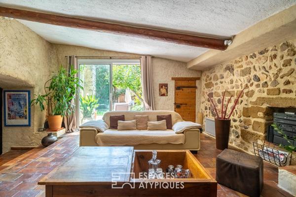 Mas en pierre du XVII° avec jardin