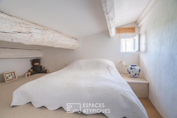 Mas en pierre du XVII° avec jardin