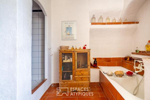 Mas en pierre du XVII° avec jardin