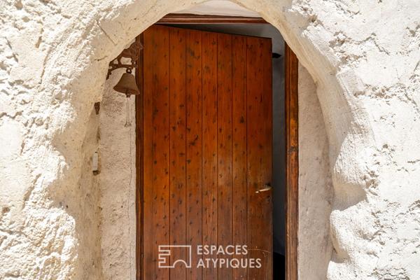 Mas en pierre du XVII° avec jardin