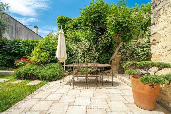 Mas en pierre du XVII° avec jardin