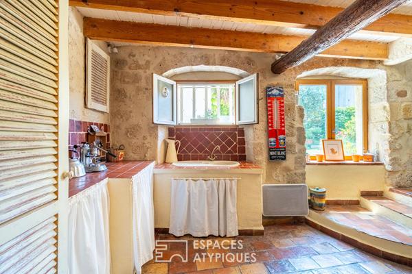 Mas en pierre du XVII° avec jardin