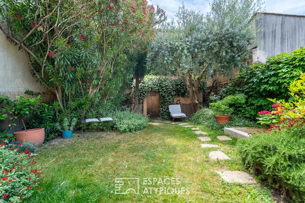 Mas en pierre du XVII° avec jardin