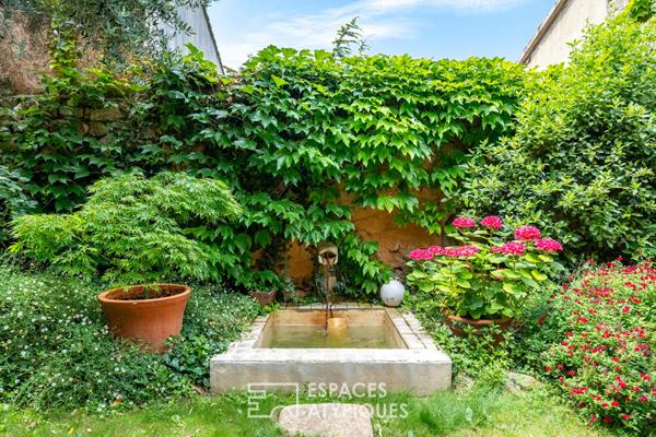 Mas en pierre du XVII° avec jardin